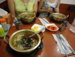 Unser Mittagessen: Nudelsuppe. Preis f�r eine Portion: 
3000 Won = 2 Euro