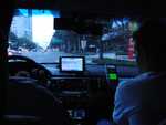 W�hrend der Taxifahrt schaut der Fahrer fern!