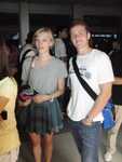 Veronica und Tobias stehen brav Schlange.